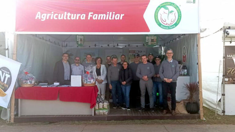Leia mais sobre o artigo Cooperativa Nossa Terra fortalece laços com associados em visita técnica e cultural a Prudentópolis-PR