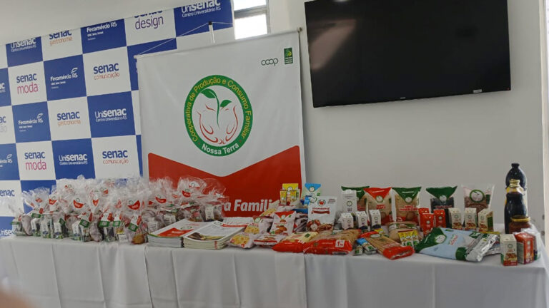 Leia mais sobre o artigo Cooperativa Nossa Terra prestigia a criatividade e o talento das merendeiras na final do concurso “Nutrindo a Educação”