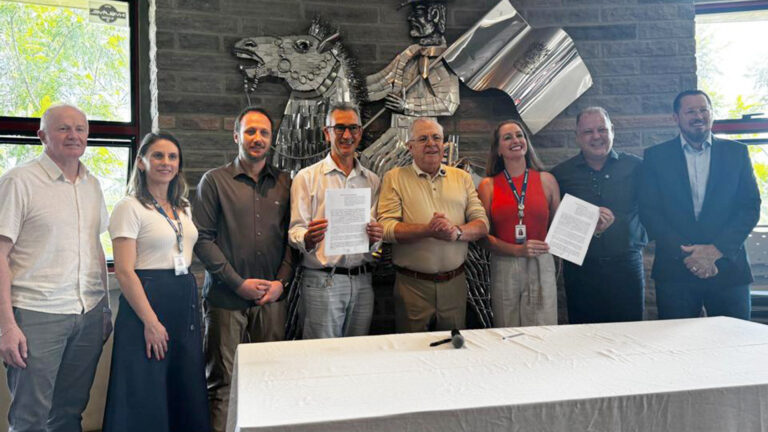 Leia mais sobre o artigo Conquista histórica: Nossa Terra e Governo do Estado firmam convênios de mais de R$ 1,2 milhão para fortalecer a agricultura familiar